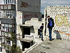 Діти граються в недобудованому покинутому чотириповерховому будинку. Кролевець, Сумська обл.